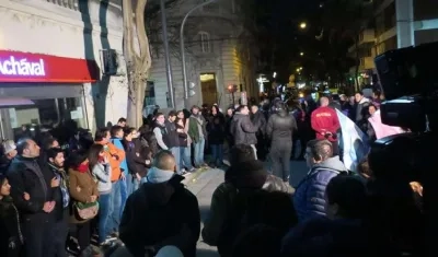 Seguidores de la expresidenta y actual senadora Cristina Fernández esperan su arribo frente a su residencia del barrio de Recoleta, en Buenos Aires.