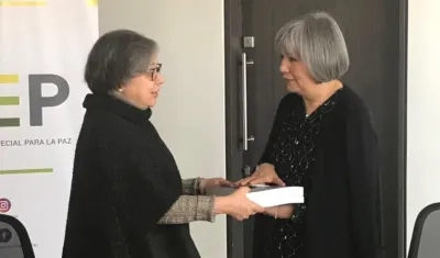 La vicefiscal María Paulina Riveros entregó a la presidenta de la JEP, Patricia Linares, los casos de violencia sexual en el conflicto.