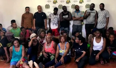 Fotografía fechada el 23 de agosto de 2018 y cedida por la Armada colombiana que muestra a ciudadanos extranjeros puestos a disposición de Migración Colombia.