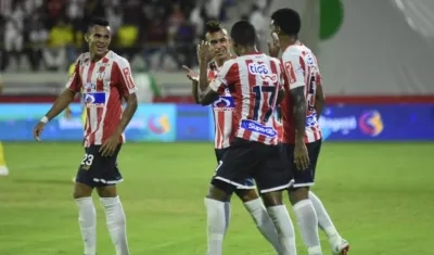 Jugadores de Junior celebran un gol. 