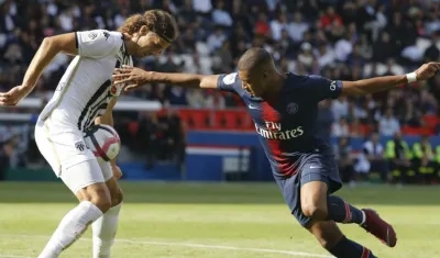 Kylian Mbappe en una acción del partido. 