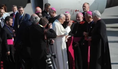 El Papa Francisco recibido a su llegada al aeropuerto de Dublín, Irlanda.
