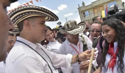 El Presidente Iván Duque saludando a jóvenes folcloristas de San Jacinto.