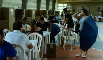 Una joven llega hasta su puesto de votación en el colegio Biffi de Barranquilla.