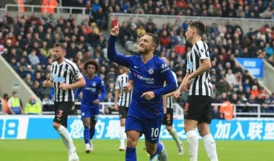 Eden Hazar celebra su tanto con el Chelsea. 
