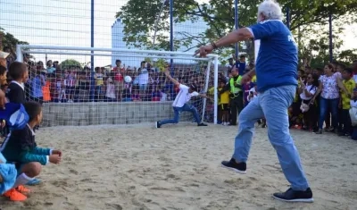 El Alcalde Joao Herrera goleando a José Luis Chunga,