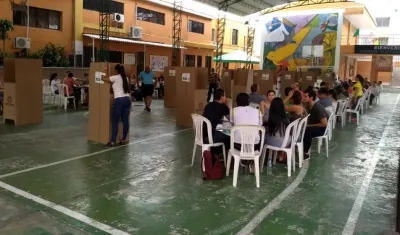 Puesto de votación en la Normal Distrital.