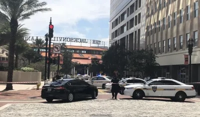 Agentes de la policía rodean el centro comercial donde ocurrió el tiroteo.