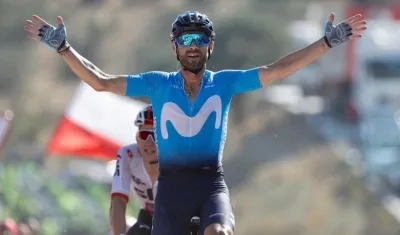 Alejandro Valverde celebra la victoria en Caminito del Rey. 