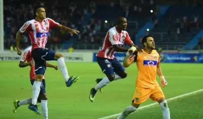 Sebastián Viera celebra el gol que le marcó al DIM.