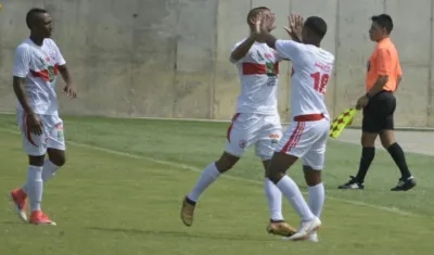 Jugadores de Atlántico celebrando uno de los goles. 