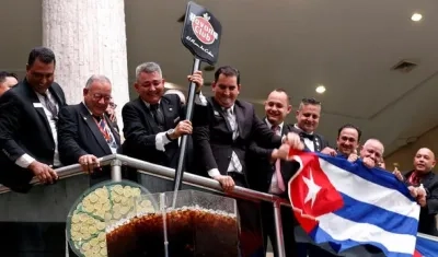 Momento en que finalizan el "Cuba libre" más grande del mundo.