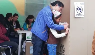Gustavo Petro, votando en la consulta.