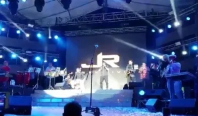 Momento de la caída del cantante Jerry Rivera.