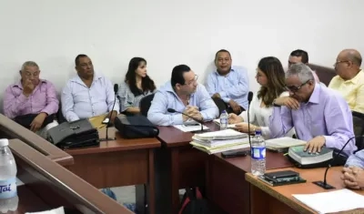 En el fondo, los políticos investigados. 