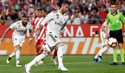 Sergio Ramos ejecutando el penalti ante el Girona. 