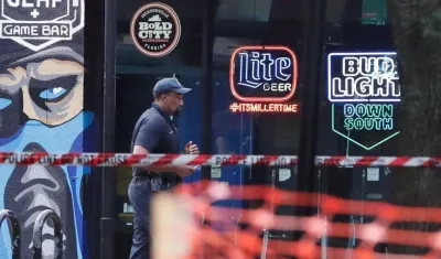 Las autoridades del UF Health Jacksonville inspeccionan el sitio de la tragedia.