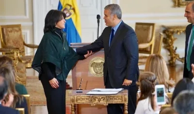 Constanza Liliana Alarcón Párraga y el Presidente Iván Duque. 