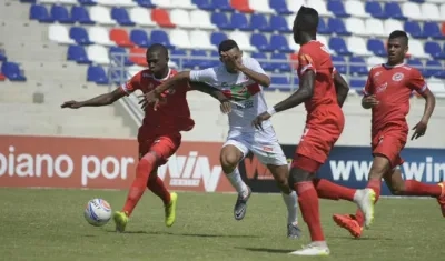 Acción del partido entre Valle y Atlántico. 