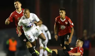 Carlos Sánchez en el partido con Independiente. 