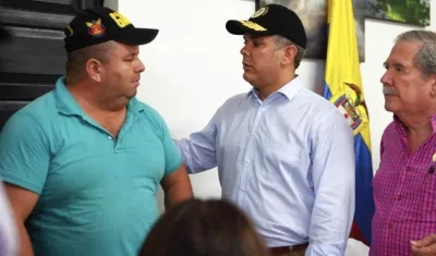 El liberado, Floriberto Díaz, el Presidente Duque y el Ministro Botero.