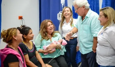 El Alcalde y la primera gestora con la bebita y su mamá.