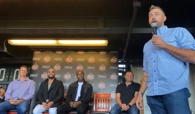 Édgar Rentería entre los homenajeados de los Gigantes. 