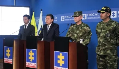 El director del Invima, Javier Humberto Guzmán; el Fiscal Néstor Humberto Martínez, y un oficial del Ejército.