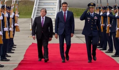 El ministro de Relaciones Exteriores de Colombia, Carlos Holmes y el Presidente de España, Pedro Sánchez.