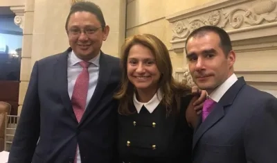 Renato Contreras (izquierda), tras la elección, con la senadora Paola Holguín y el también Magistrado Pedro Gutierrez Sierra.