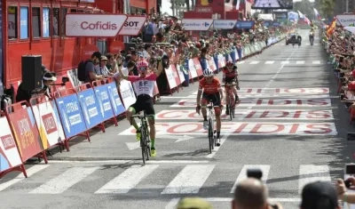 Simon Clarke se impone en la llegada. 