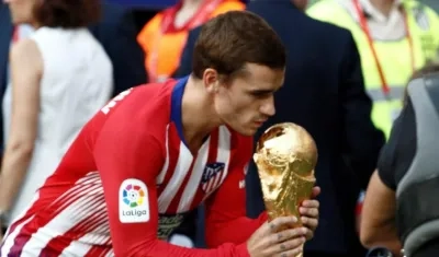 Antoine Griezmann con la Copa del Mundo. 