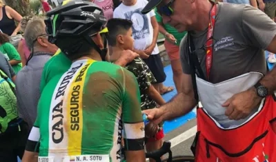 Nelson Soto tras llegar a la meta golpeado por la caída. 