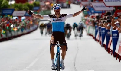 Tony Gallopin se impone en la meta. 