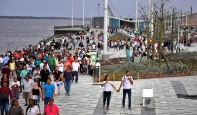 Vista de un día de gran afluencia en el Gran Malecón del Río.