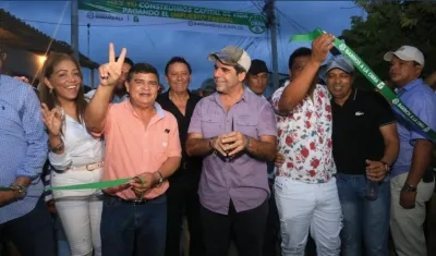 El Alcalde Char, el secretario de Obras, Rafael Lafont, durante la entrega de las 11 nuevas vías pavimentadas en La Playa.