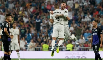 Karin Benzema celebra con Sergio Ramos. 