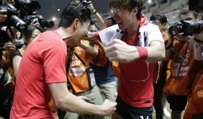 Heung-Min Son celebra con sus compañeros el oro. 