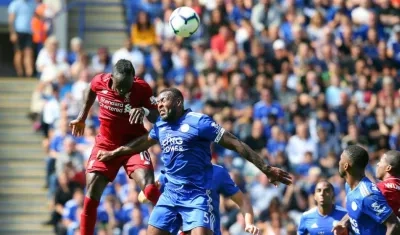 Sadio Mané disputa la pelota con un defensa rival. 