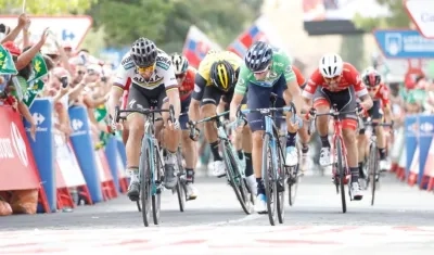 Alejandro Valverde ataca a Peter Sagan y gana la etapa. 