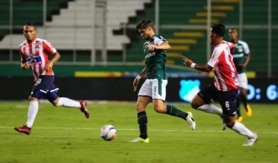 Matías Cabrera intentando superar la marca de James Sánchez y Jarlan Barrera.