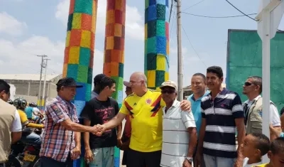 El empresario Christian Daes dialogando con habitantes del sector.