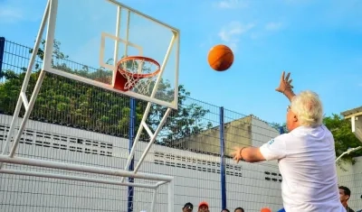 El Alcalde Joao Herrera, encestando durante la inauguración.