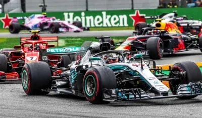 Lewis Hamilton pasa por delante de un monoplaza del Ferrari. 