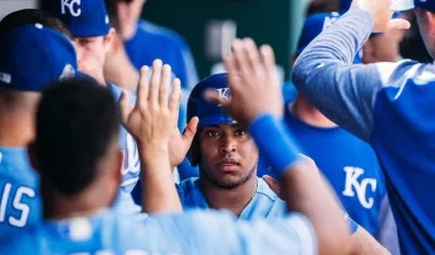 Meibrys Viloria es felicitado por sus compañeros. 