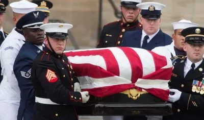 Con honores militares fue sepultado el senador John McCain.