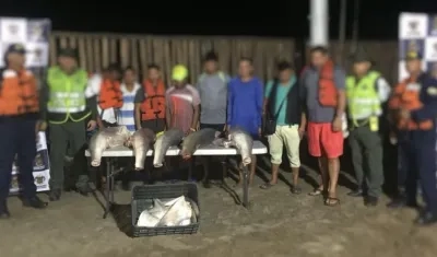 Los 8 capturados por pesca en zona prohibida.