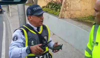 El regulador discutiendo con policías de tránsito que prestaban seguridad al equipo.