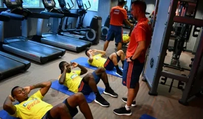Jugadores de Colombia hacen trabajos de gimnasio. 