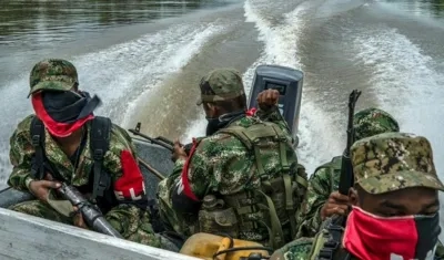 Guerrilleros del ELN en desplazamiento.